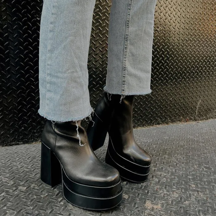 Steve Madden Cobra Black Womens Boots and Booties